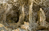 Grotte avec stalactites et stalagmites