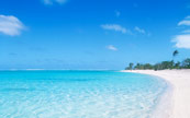 Plage de sable blanc avec eau limpide